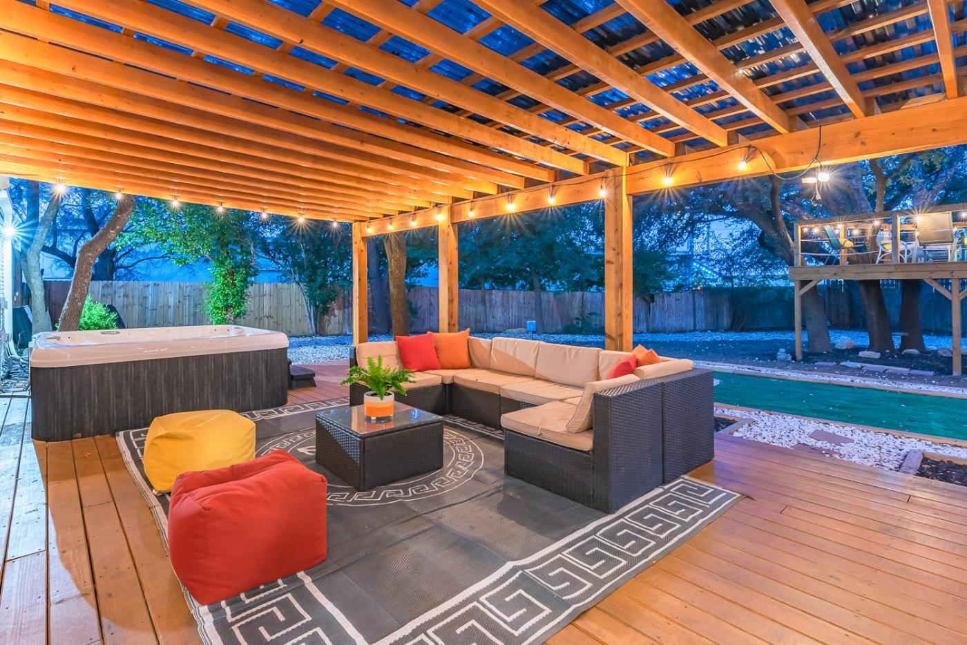 Luxurious Home With Hot Tub & Tree Deck By 6Flags San Antonio Exterior foto