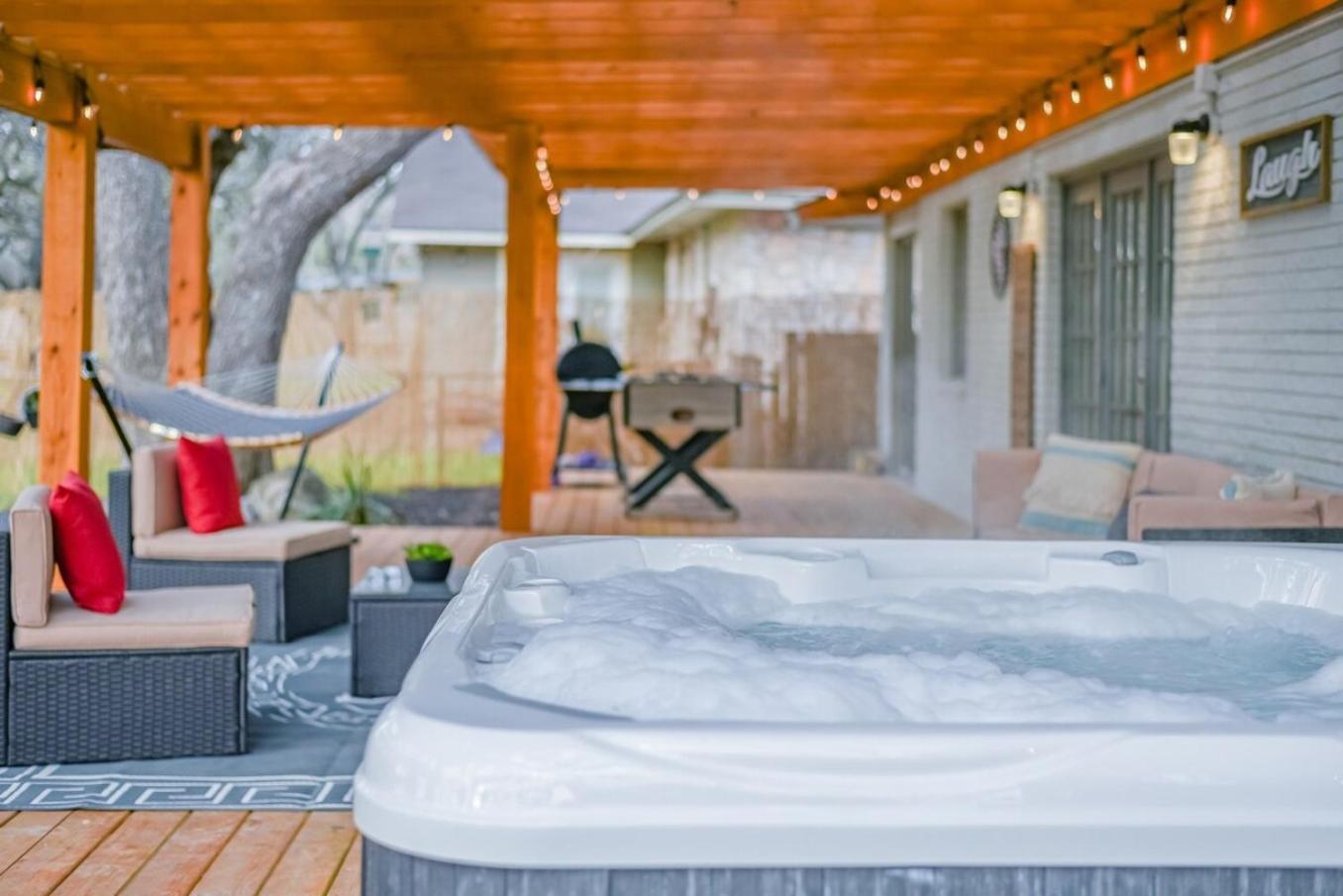 Luxurious Home With Hot Tub & Tree Deck By 6Flags San Antonio Exterior foto